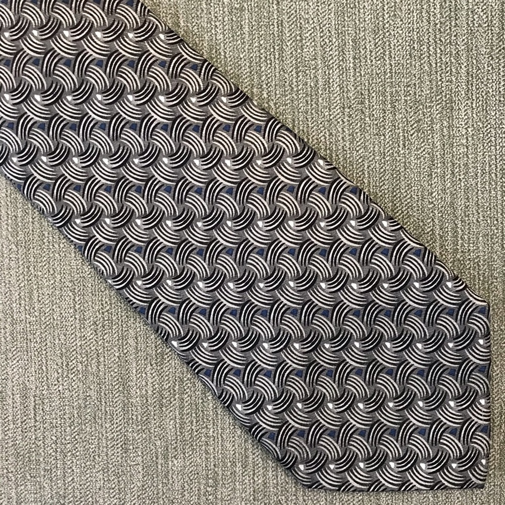 EUC Mulberry Ziggurat 100% Silk Tie Necktie
